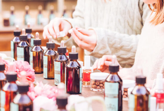 Personnes qui créent leurs parfums lors d'un atelier création de parfum Galimard à Grasse