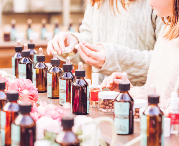 Atelier-Pause-Cologne-Galimard Personnes qui créent leurs parfums lors d'un atelier création de parfum Galimard à Grasse