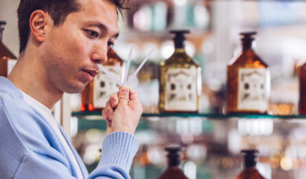 Nez-parfumeur Yusuke Masuda dans le studio des fragrances Galimard
