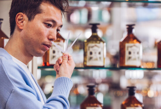 Nez-parfumeur Yusuke Masuda dans le studio des fragrances Galimard