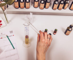 Studio des Fragrances Galimard à Grasse : orgue à flaveurs réalisation création de parfum
