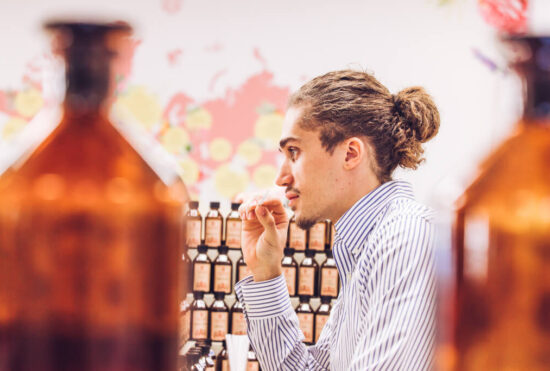 Studio des Fragrances Galimard à Grasse avec mister Côte d'Azur 2024
