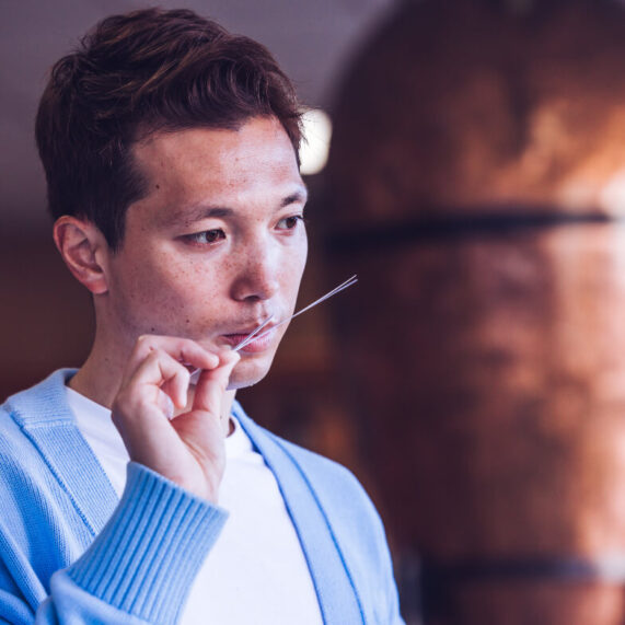 Un nez-parfumeur Galimard Yusuke Masuda qui sent une fragrance sur une mouillette