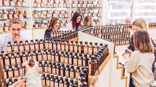 Orgue à flaveurs avec des personnes réalisant un parfum dans le studio des fragrances Galimard à Grasse