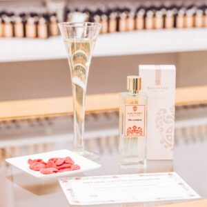 Chèque cadeau atelier création de paefum coupe champagne, création de parfum, diplome parfumeur, bonbons roses