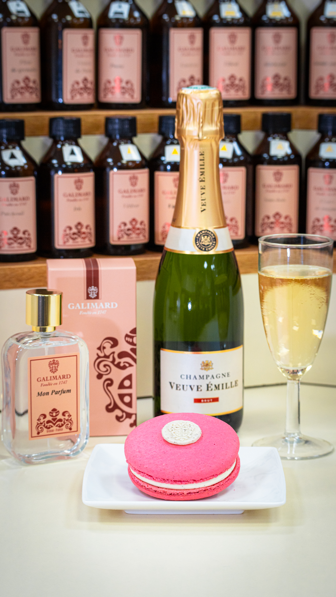 Ruby Chéri macaron avec champagne, verre à champagne