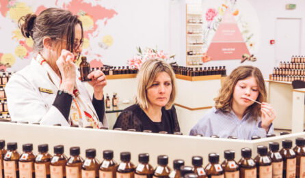 Studio des Fragrances Galimard avec un nez parfumeur et deux femmes participant à l'atelier