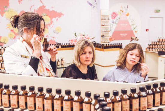 Studio des Fragrances Galimard avec un nez parfumeur et deux femmes participant à l'atelier
