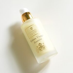 Crème pour le visage de la gamme cosmétique "Lumière" de la parfumerie Galimard
